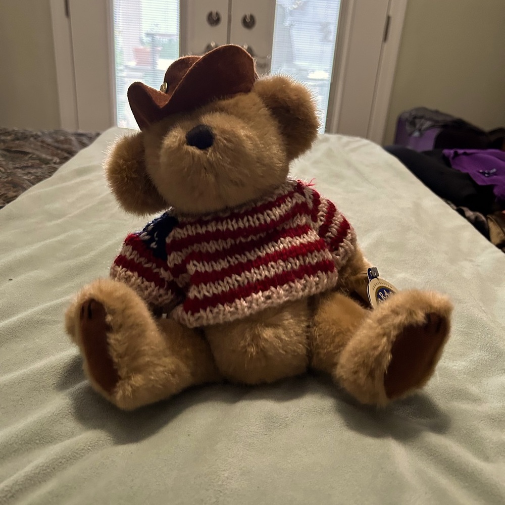 Adorable Collectable Patriotic Collectable Bear. got tap love It.